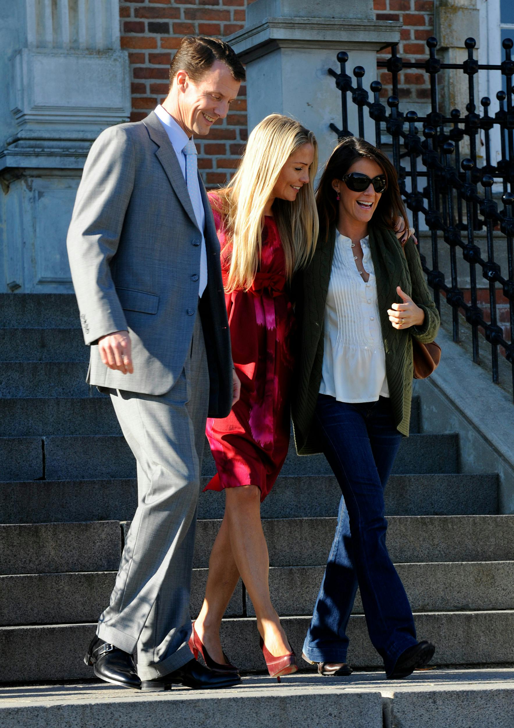 Joachims venner tog godt imod Marie. da hun kom til Danmark.  