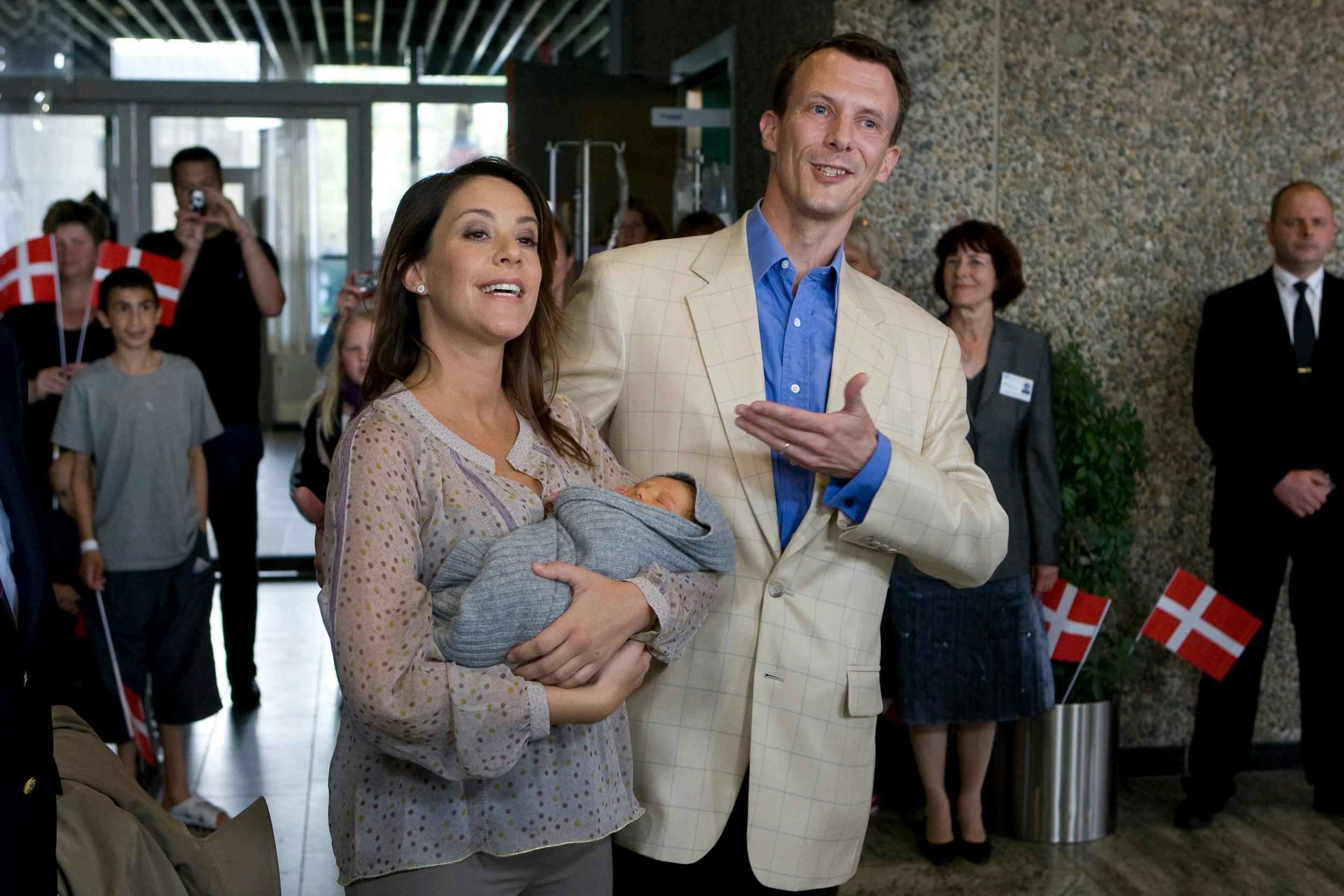 De stolte forældre viste  Athena  frem på Rigshospitalet. 