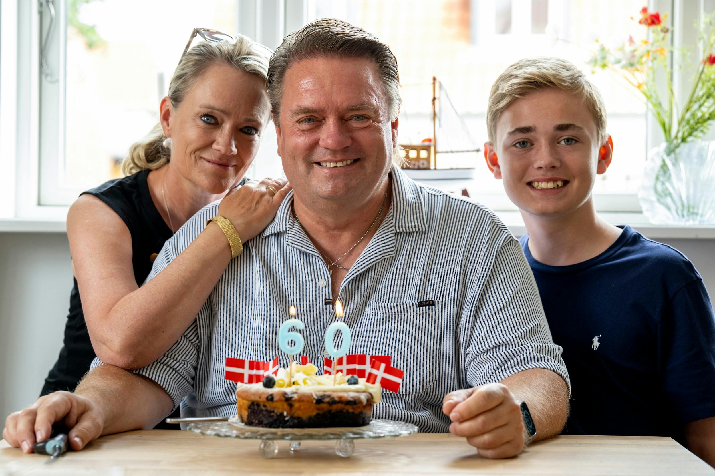 ​Sidste sommer rundede Johnny 60 år – selvfølgelig i godt selskab med fru  Gitte  og  Nicklas  – og selvfølgelig sine to døtre og tre børnebørn. 