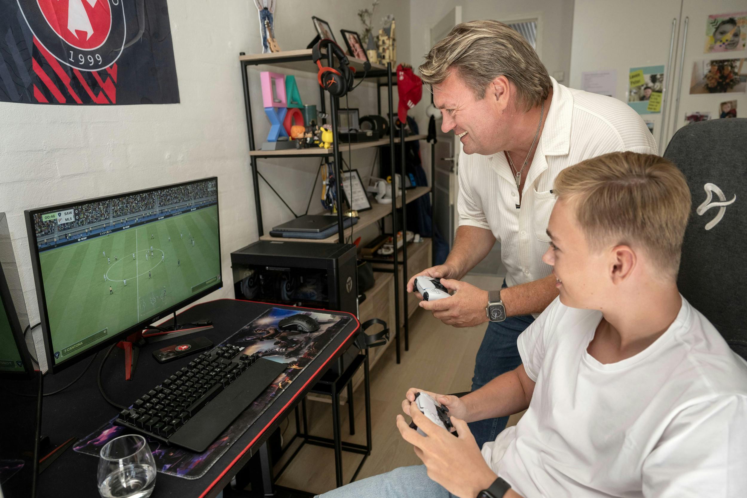 Det er ikke kun på computeren, at Johnny og sønnen Nicklas, 13, dyrker sport – de tager også i fitnesscenter og på golfbanen sammen.