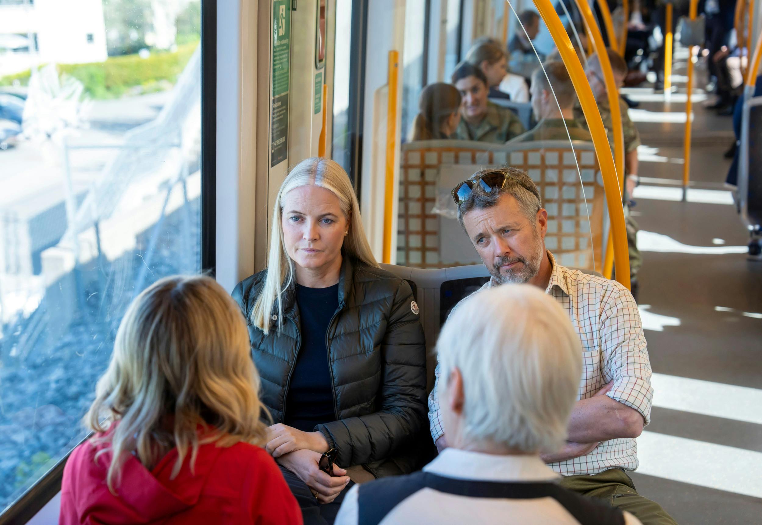 Mens Mette-­Marit har undskyldt sin forbindelse til Jeffrey Epstein, skyndte kong Frederik sig at understrege i en sjælden erklæring til pressen, at han bestemt aldrig havde mødt den mand. 