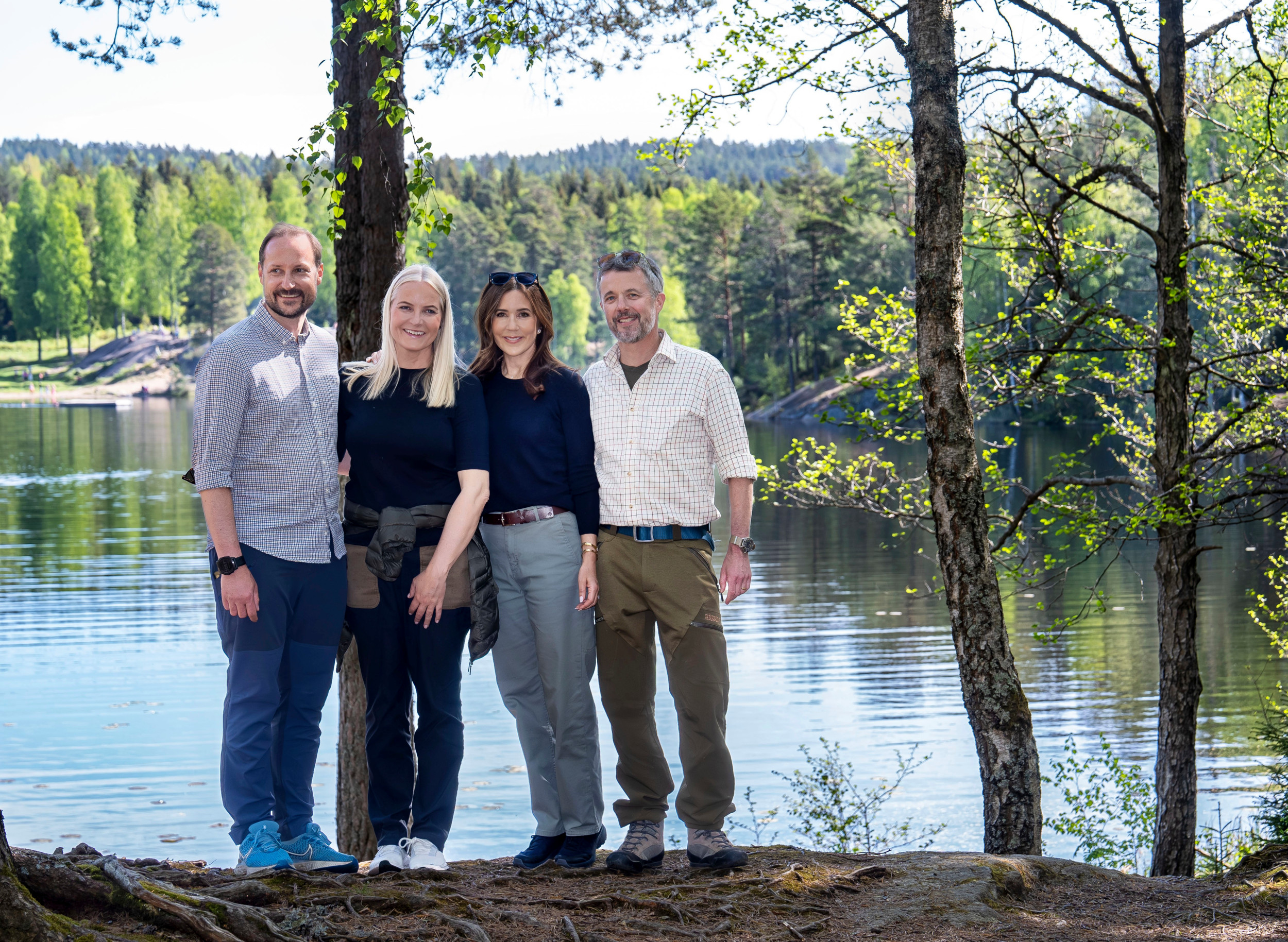 Hyggeligt ser det ud, når de norske og danske kongelige i 50-årsalderen hænger ud. 