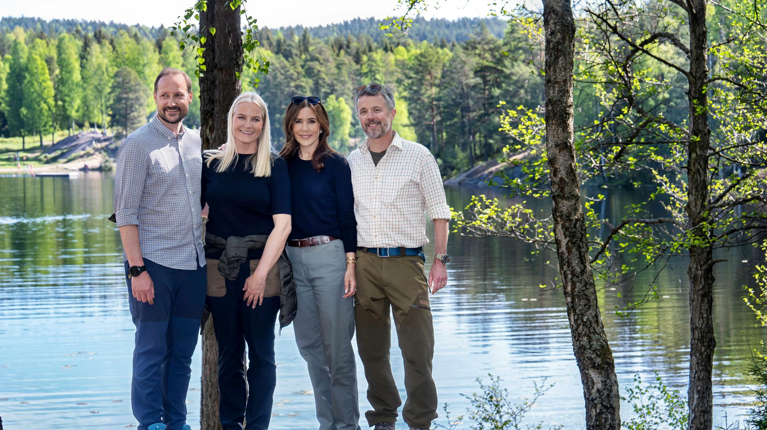 Hyggeligt ser det ud, når de norske og danske kongelige i 50-årsalderen hænger ud.