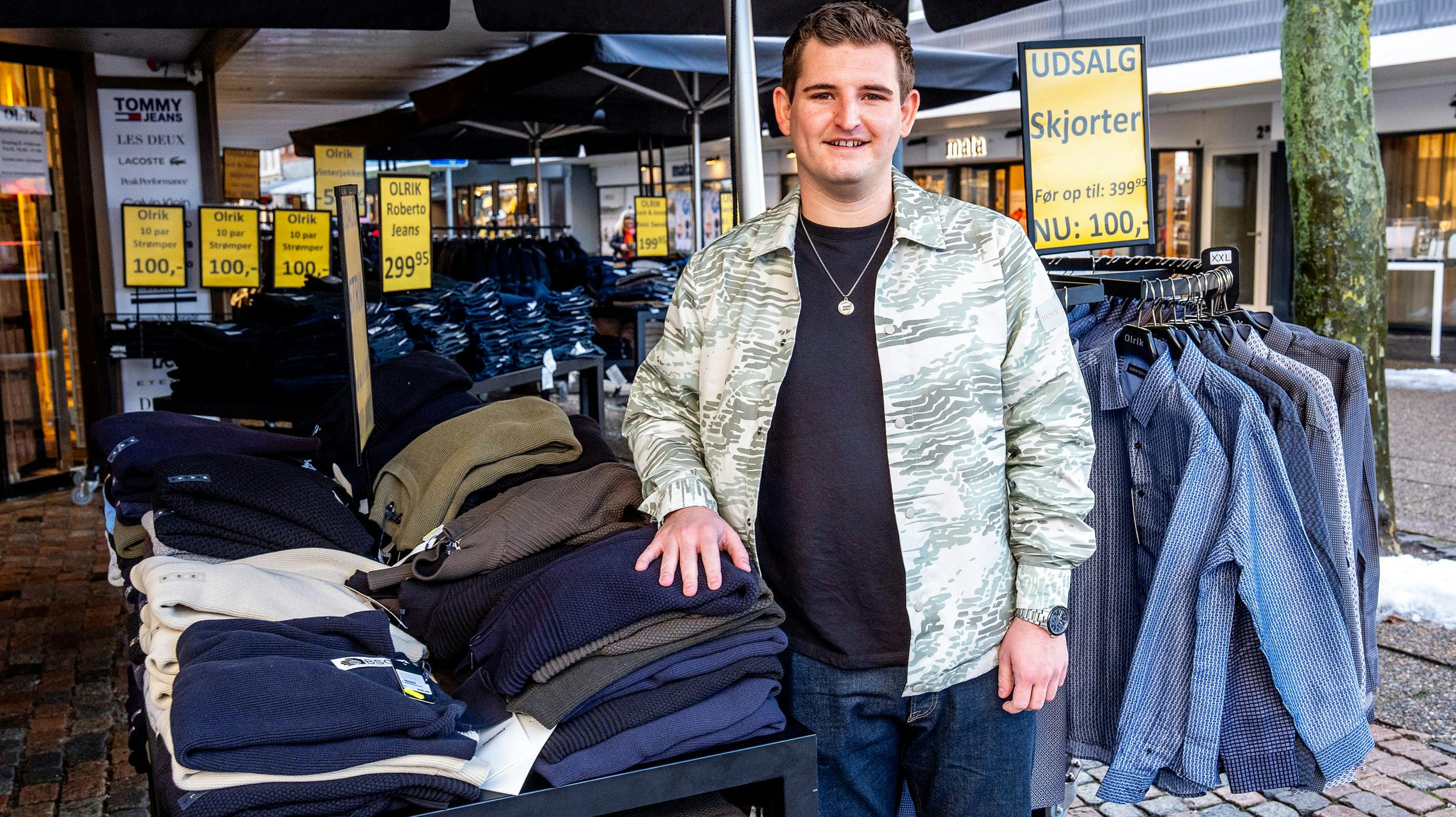 Det er her hos den lokale tøjmand, at Marcus blev uddannet sælger, da han elsker at klæde folk godt på.
