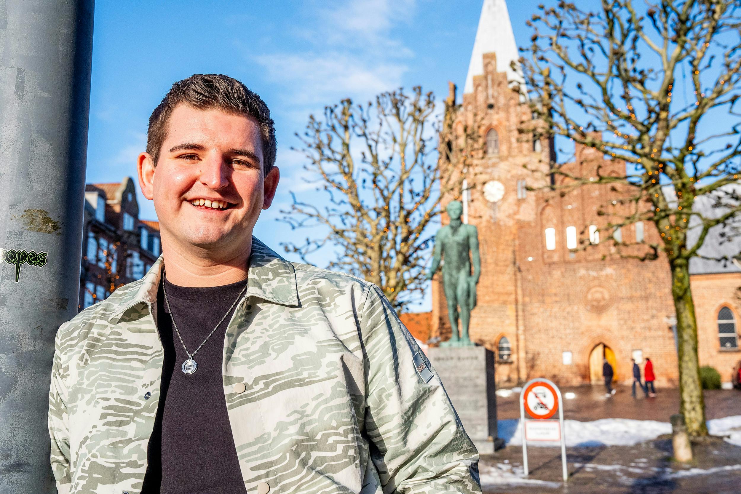 – Jeg kan godt lide at have med mennesker af gøre, siger Marcus, som søger en pige ”man ikke hele tiden skal forsøge at læse”. Og så vil han gerne have, at hun skal komme til Grenaa eller omegn.