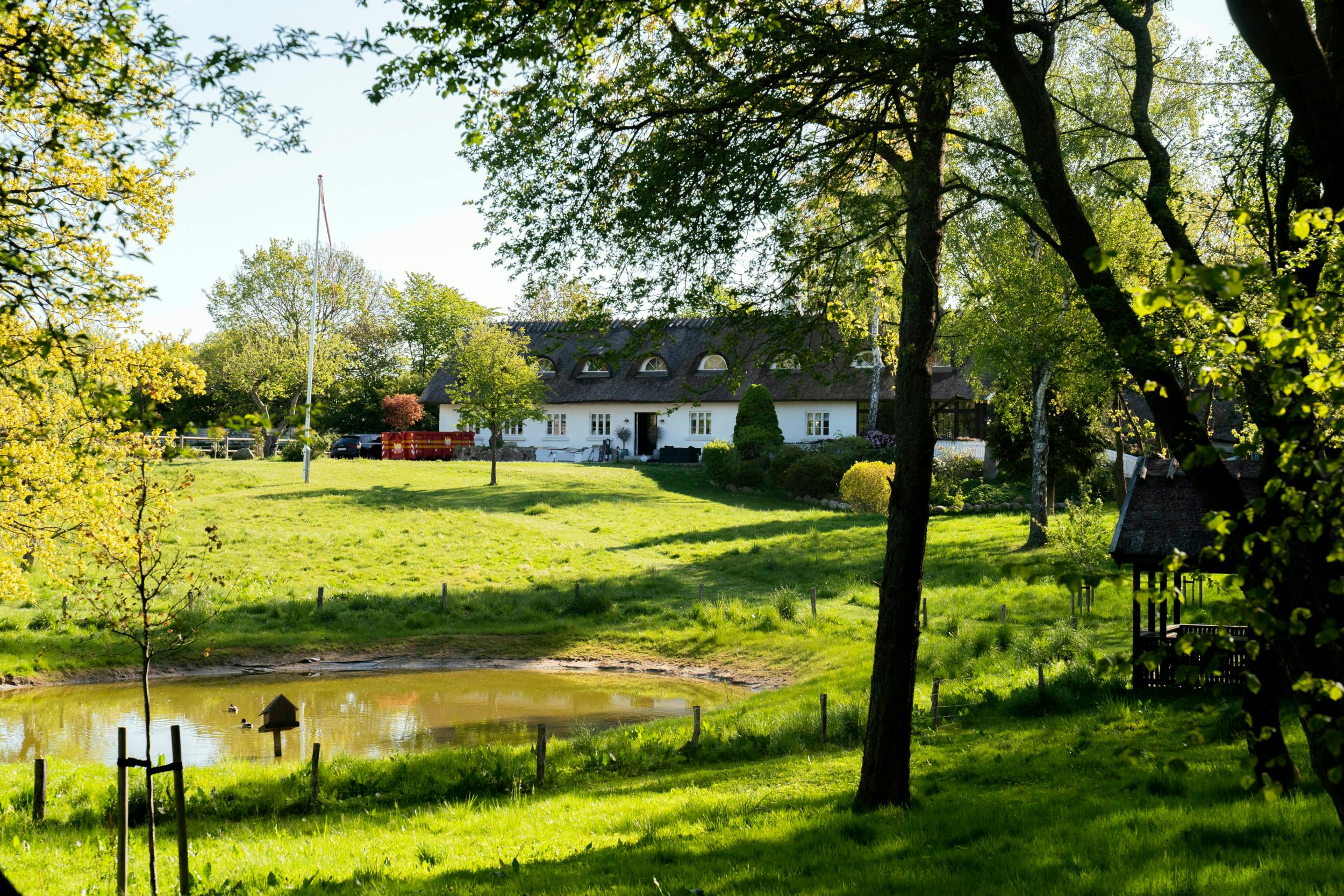 Endnu har ingen været villige til at hoste op med de 33 mio. kr., som Nicklas Bendtner vil have for sin stråtækte idyl i Hørsholm.  