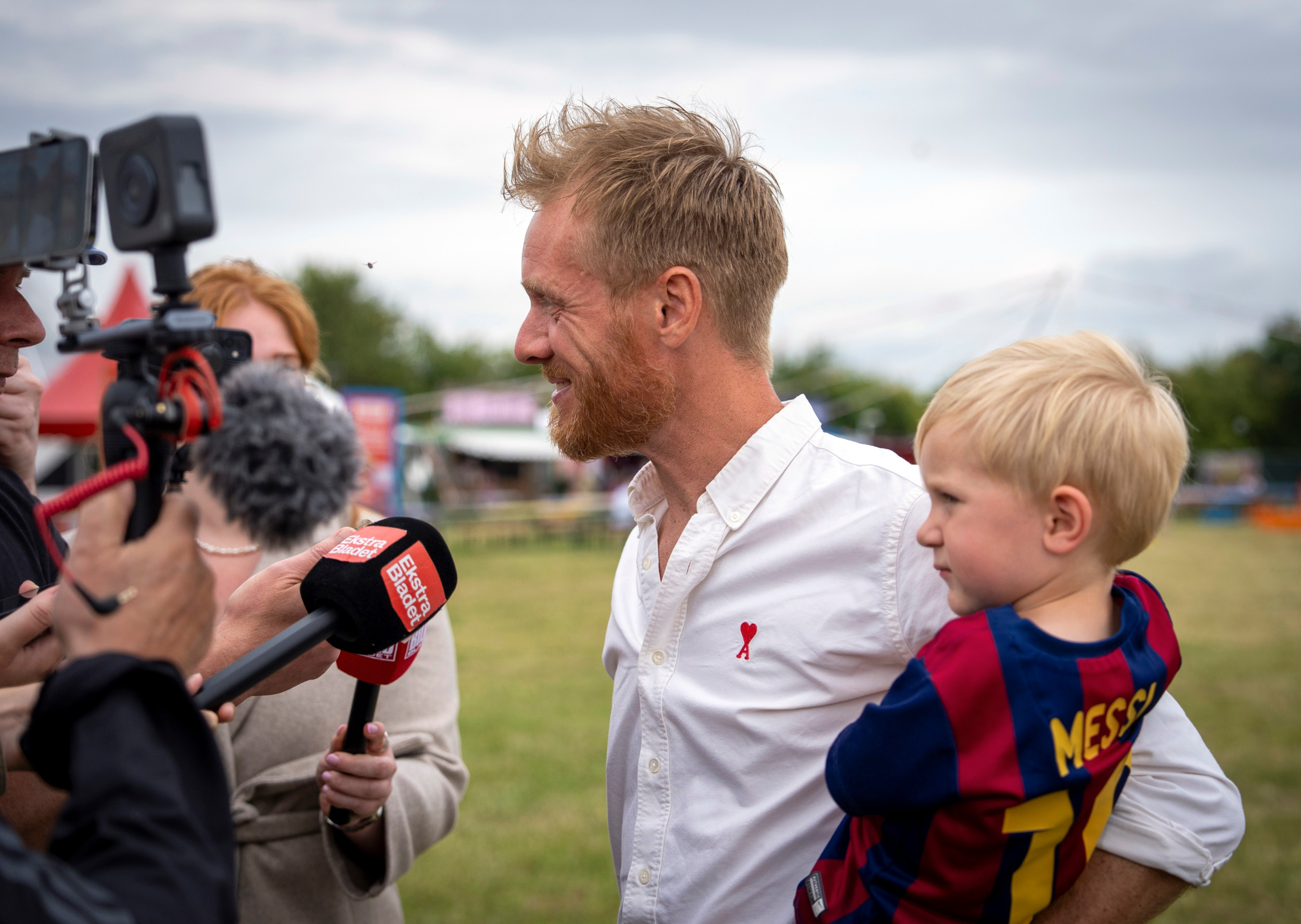 Det var den 12-årige søn Hugo, som løb efter hjælp, da DR-værten faldt om med hjertestop i Skallerup sidste år. 