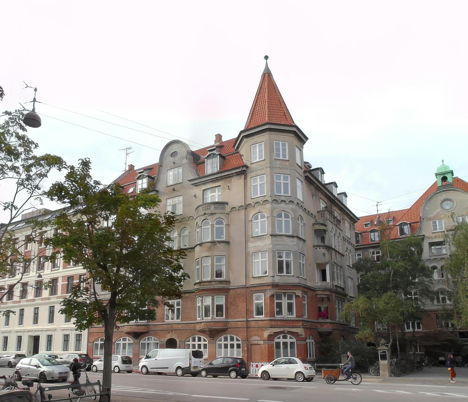 Det er heroppe under spiret på femte sal, familien Hav huserer.