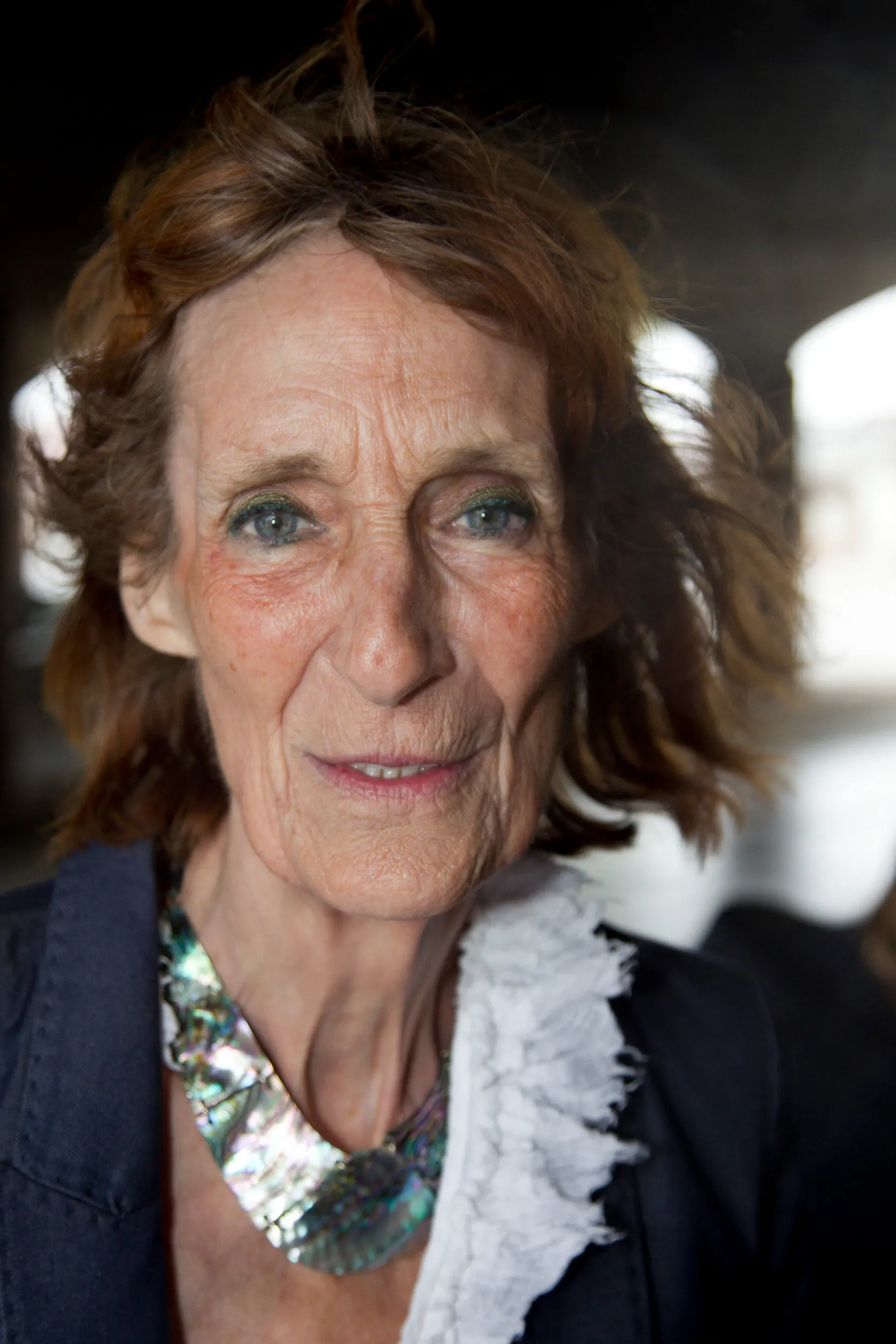 ”Pixi, din lort”, ”Jeg vil hjem” og ”Der er en dør dér”. Der er kommet mange guldkorn ud af Moppers mund, og vi glæder is til at få et gensyn med den spraglede mormor fra Bryggen, som vi mistede i 2016.