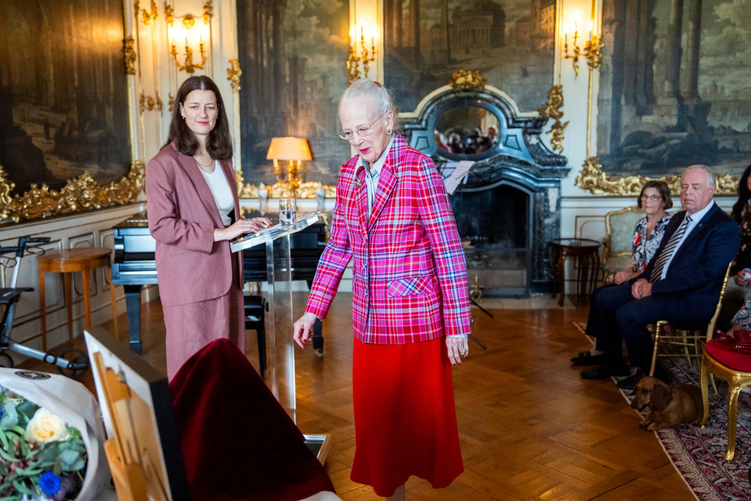 Ուժը բավական էր միայնակ քայլելու համար, երբ Դեյզին պետք է հանձներ արքայազն Հենրիկի մրցանակը։