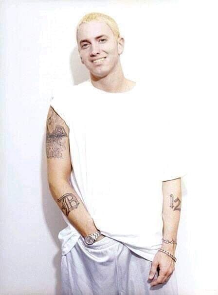 ... men takket været lidt hjælp fra fotografen er Eminem glad igen!
