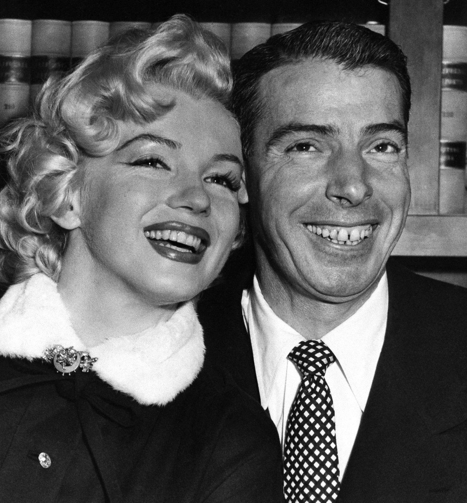 Marilyn Monroe og Joe DiMaggio side om side. Billedet er taget få minutter, inden de blev viet på rådhuset i San Francisco d. 14. januar 1954.
