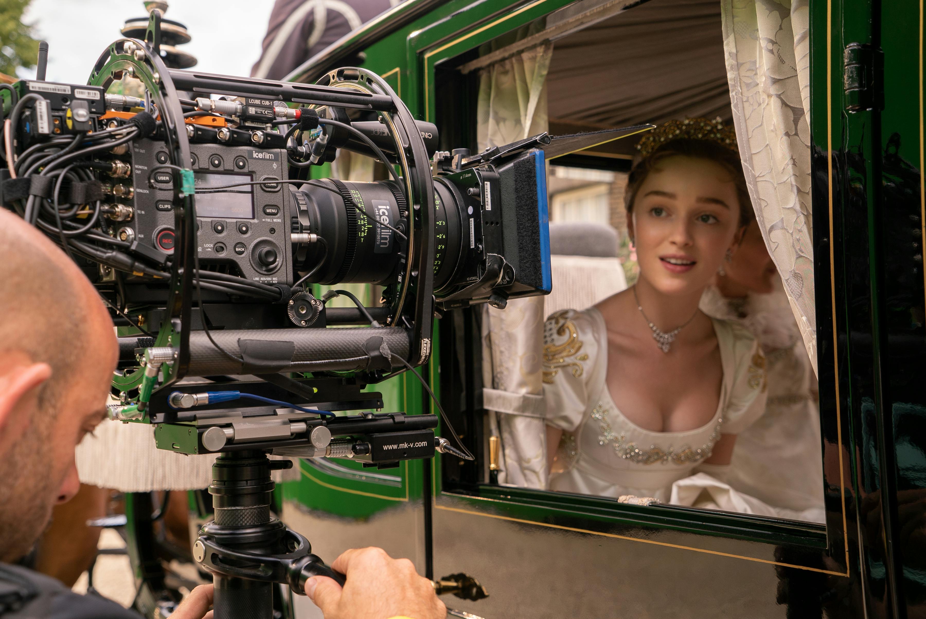 Den 26-årige stjerne i serien, Phoebe Dynevor (Daphne Bridgerton i serien, red.) må altså vente lidt endnu med at stå foran kameraet igen.