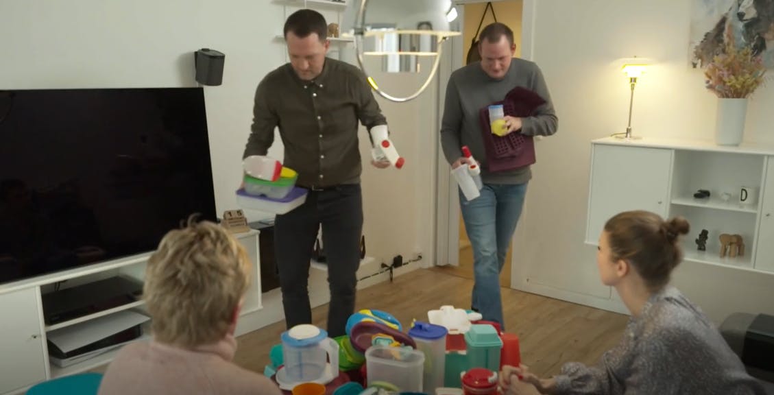 https://imgix.seoghoer.dk/dennis_med_al_tupperware_luksusfaelden.png