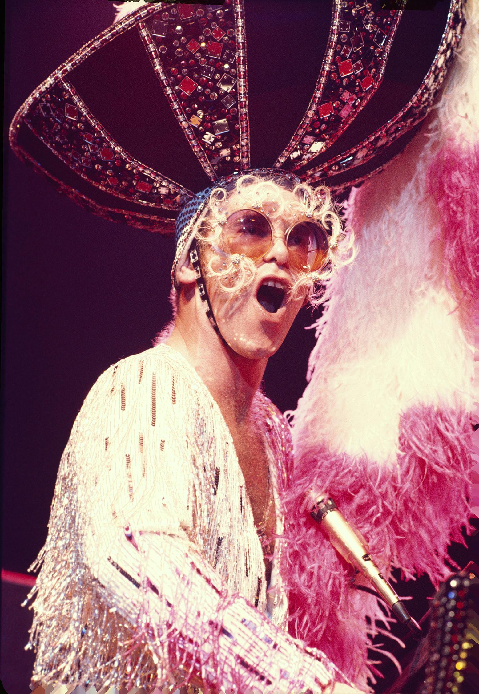 https://imgix.seoghoer.dk/elton_performing_in_1974_foto_sam_emerson_-_rocket_entertainment.jpg