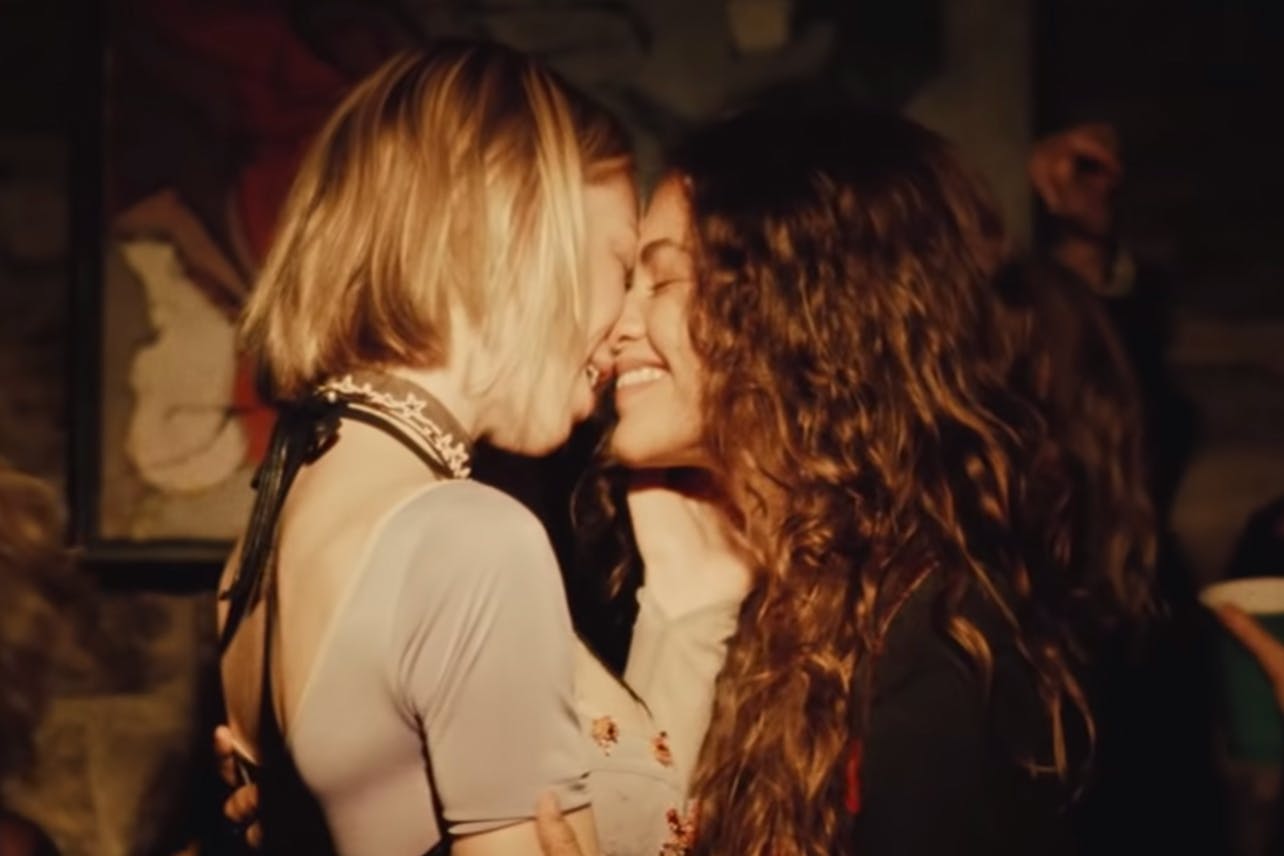 Hunter Schafer i rollen som Jules (tv.) og Zendaya som Rue i anden sæson af "Euphoria". 