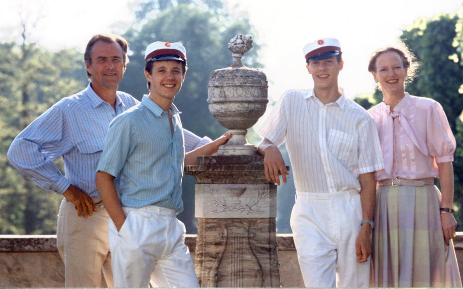 På ferie på Chateau de Cayx i Frankrig i sommeren 1986 med studenterhuen godt placeret. 
