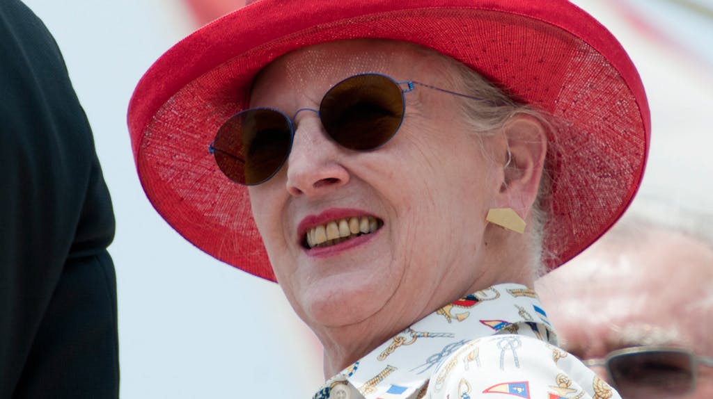 Regentparret besøgte i forbindelse med forårets USA-visit den amerikanske pendant til kongeskibet Dannebrog, The USS Sequoia. I den forbindelse havde dronningen valgt årtusinders mest tyndslidte maritimkliché: Nemlig en skjorte i papirsservietdesign m