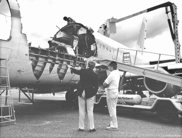 Efterforskerne fastslog, at flyets revne opstod som følge af de mange tusinde gange, hvor det 19 år gamle fly havde lettet og landet.