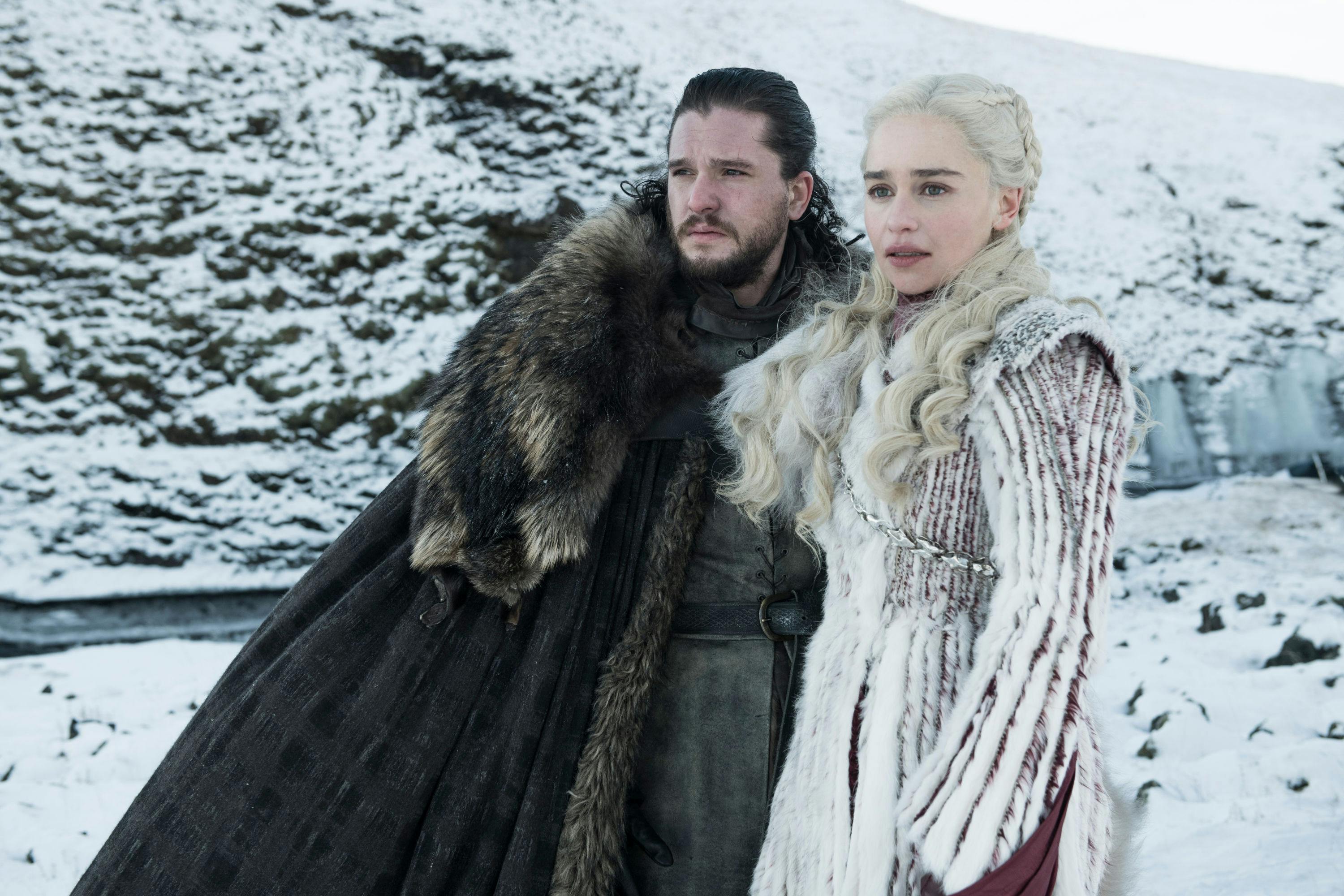 Kit Harington og Emilia Clarke spillede hovedrollerne i HBO-serien "Game of Thrones". Fans skal dog ikke forvente et gensyn med hverken Jon Snow eller Khaalesi. "House of the Dragon" foregår nemlig 200 år tidligere.