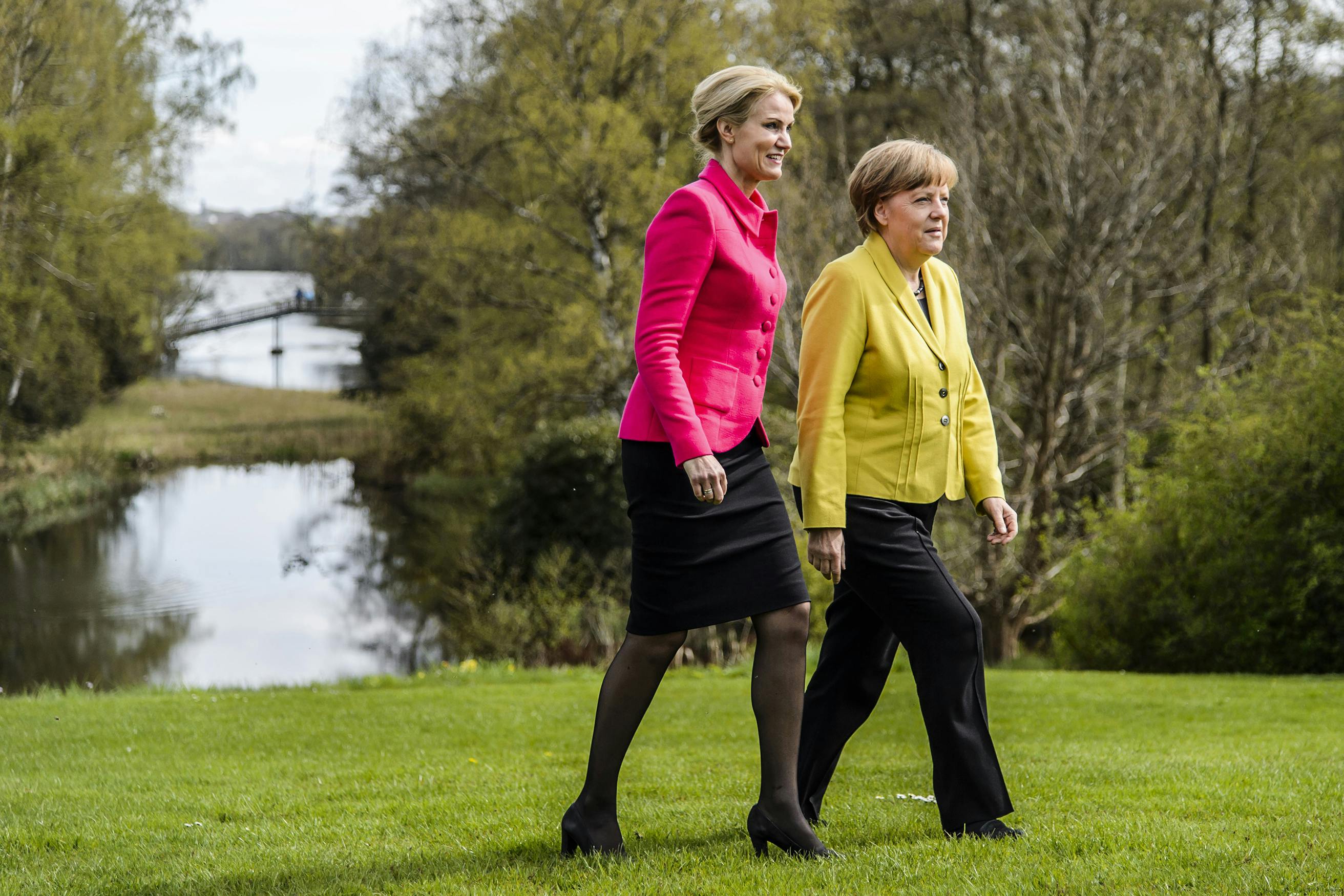 Helle Thorning viser Tysklands Angela Merkel rundt i Marienborgs smukke park. 