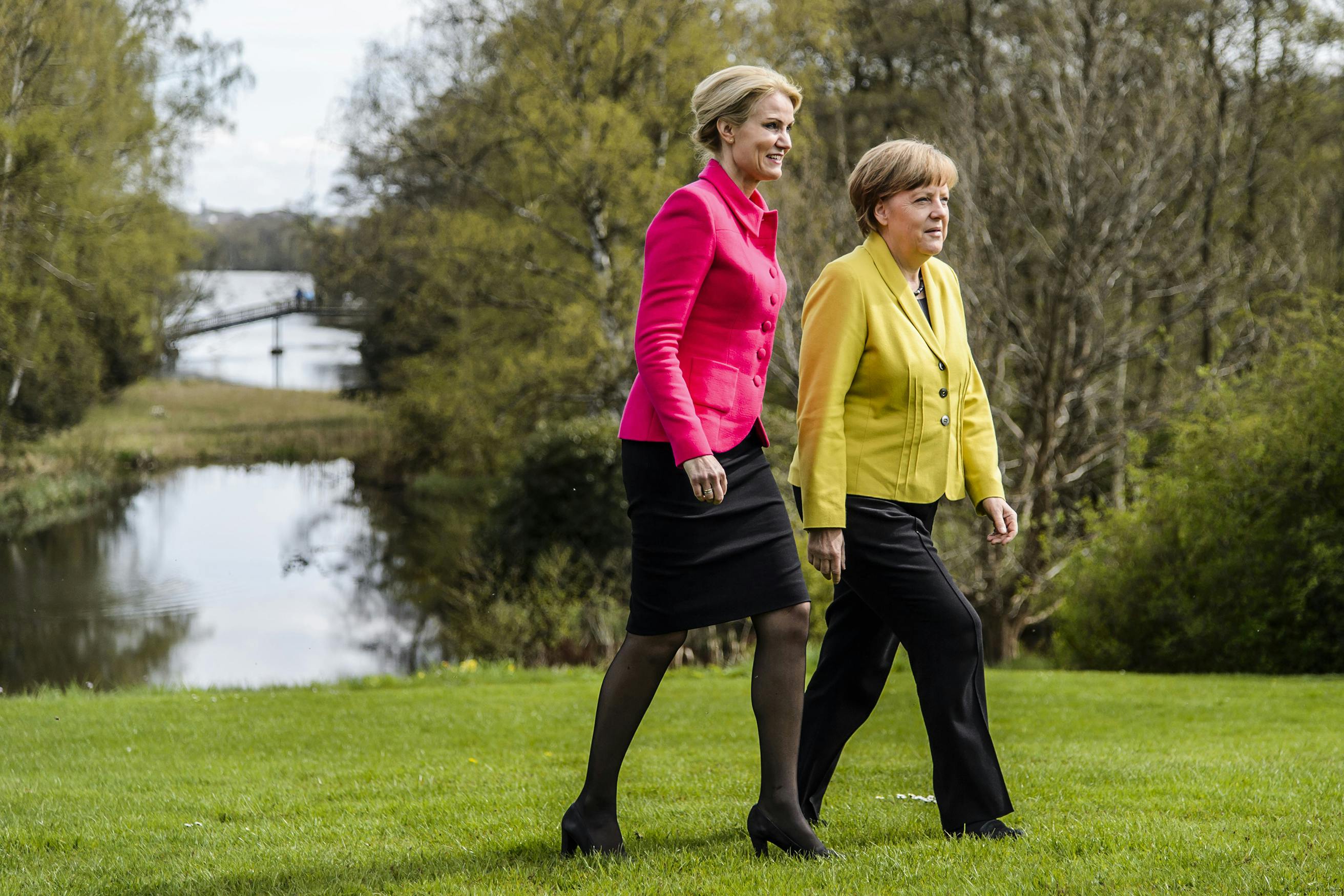 Helle Thorning viser Tysklands Angela Merkel rundt i Marienborgs smukke park.