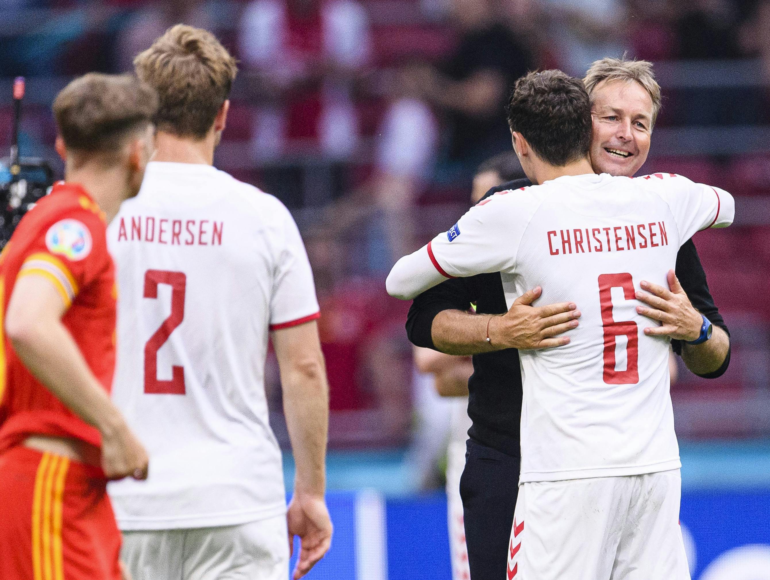 For tiden er det kun landsholdet – og ikke familien – der krammer Hjulmand.
Efter Christian Eriksens kollaps mødtes landstræneren dog hurtigt med kone og børn.
– Det var rigtig vigtigt for mig. Det havde jeg brug for, fortalte han. 