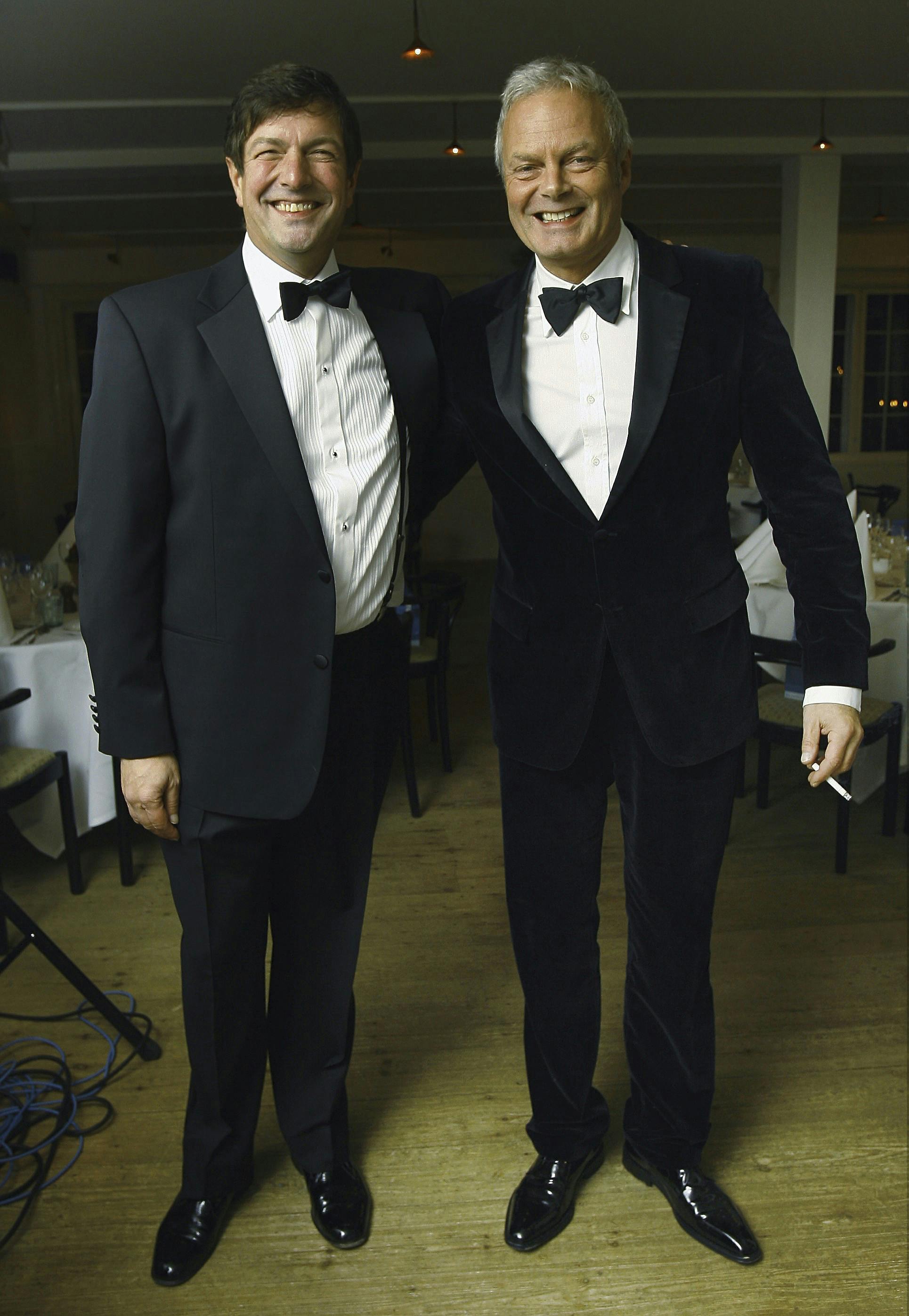 Det var de garvede gavtyve Ole Stephensen og Jarl Friis-Mikkelsen, som styrede lørdagsunderholdningsprogrammet, hvor Westlife kom og sang for de forelskede deltagere. 