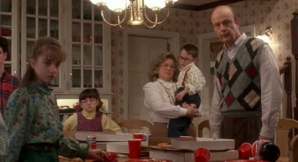 Et skænderi over en ostepizza forpurrer McCallister-familiens pizzahygge - og er skyld i, at Kevin ikke kommer med ombord på flyet.