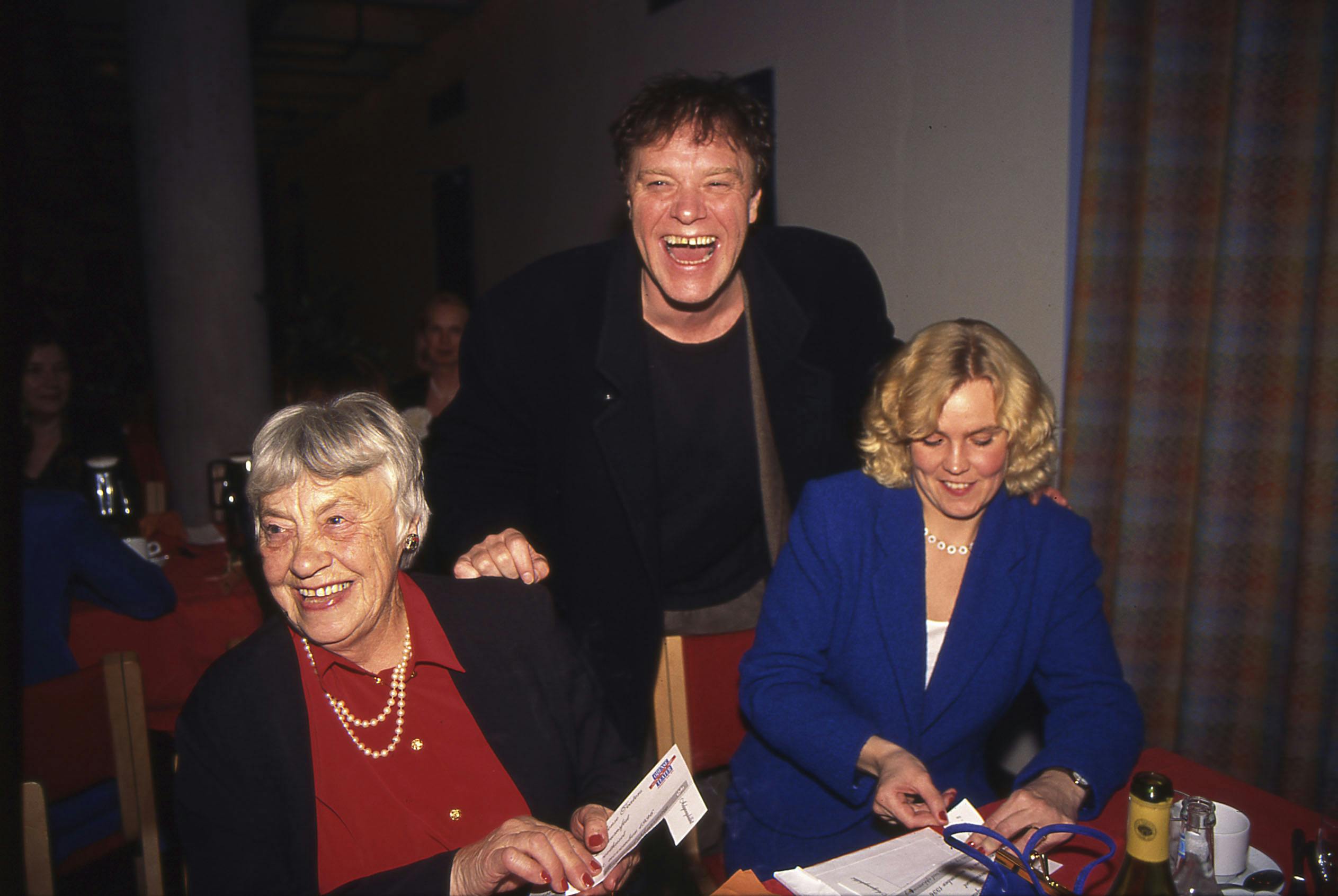 Kim Larsen med sin mor og Liselotte Kløvborg.