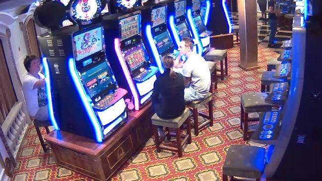 Skibets overvågningskamera fangede parret i skibets kasino på den skæbnesvangre aften.