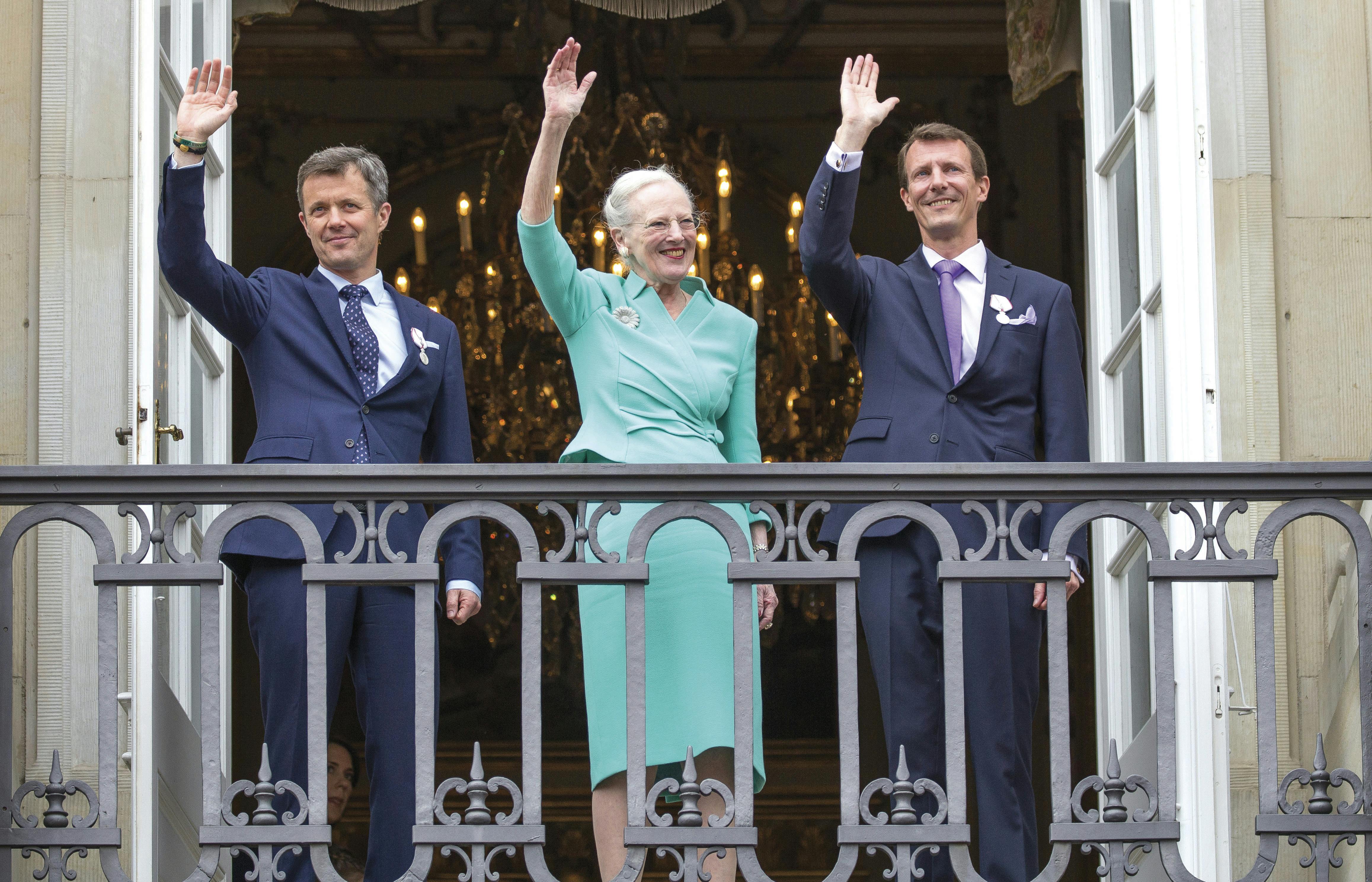 https://imgix.seoghoer.dk/kronprins_frederik_dronning_margrethe_og_prins_joachim.jpg