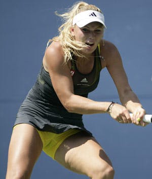 https://imgix.seoghoer.dk/legacy/media/se-og-hoer/2010/gallerier-2/caroline-wozniacki-stilikon/caroline-dress300-story-jpg.jpg