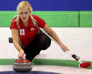 https://imgix.seoghoer.dk/legacy/media/se-og-hoer/2010/kendte-dk/februar/curling-dupont-1-jpg.jpg