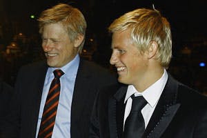 https://imgix.seoghoer.dk/legacy/media/se-og-hoer/2010/kendte-dk/februar/schmeichel-senior-og-junior-jpg.jpg