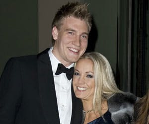 https://imgix.seoghoer.dk/legacy/media/se-og-hoer/2010/kendte-dk/juli/bendtner-og-caroline-tekst-jpg.jpg