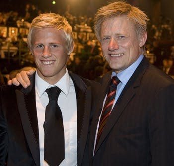 https://imgix.seoghoer.dk/legacy/media/se-og-hoer/2010/kendte-dk/juni/peter-schmeichel-familieforoegelseweb2-1-jpg.jpg