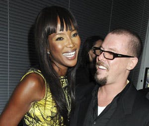 https://imgix.seoghoer.dk/legacy/media/se-og-hoer/2010/kendte-udland/februar/mcqueen-og-naomi-campbell-jpg.jpg