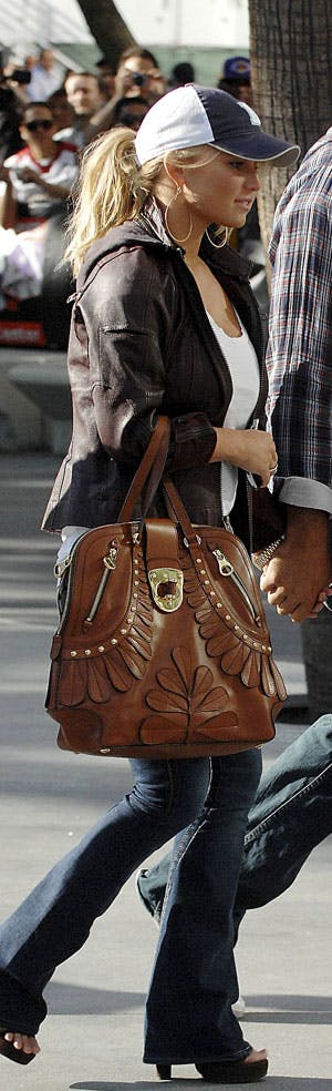 https://imgix.seoghoer.dk/legacy/media/se-og-hoer/2010/kendte-udland/februar/mcqueen-taske-og-jessica-si-jpg.jpg