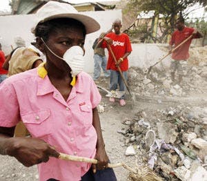 https://imgix.seoghoer.dk/legacy/media/se-og-hoer/2010/kendte-udland/januar/john-travolta-haiti-2tekst-jpg.jpg