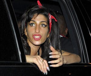 https://imgix.seoghoer.dk/legacy/media/se-og-hoer/2010/kendte-udland/juli/amy-winehouse-lange-negle-t-jpg.jpg