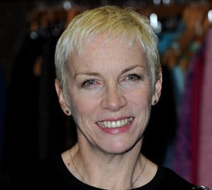 https://imgix.seoghoer.dk/legacy/media/se-og-hoer/2010/kendte-udland/juli/annie-lennox300-jpg.jpg