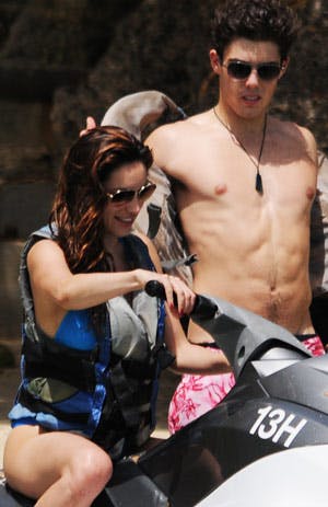 https://imgix.seoghoer.dk/legacy/media/se-og-hoer/2010/kendte-udland/juni/kelly-brook-kuvoese300-4-jpg.jpg
