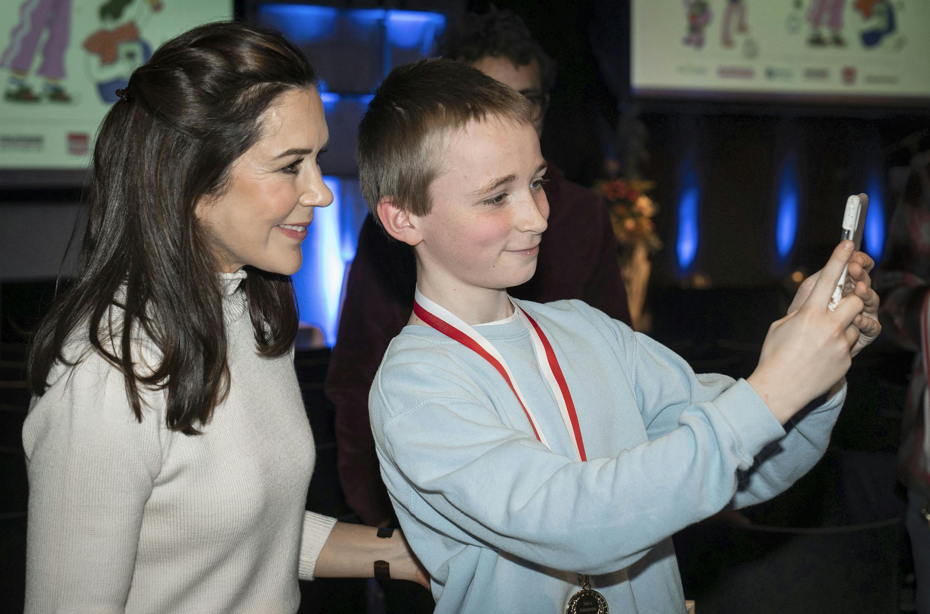 Der er også tid til at stille op til selfies, når hun er ude for at arbejde for fonden