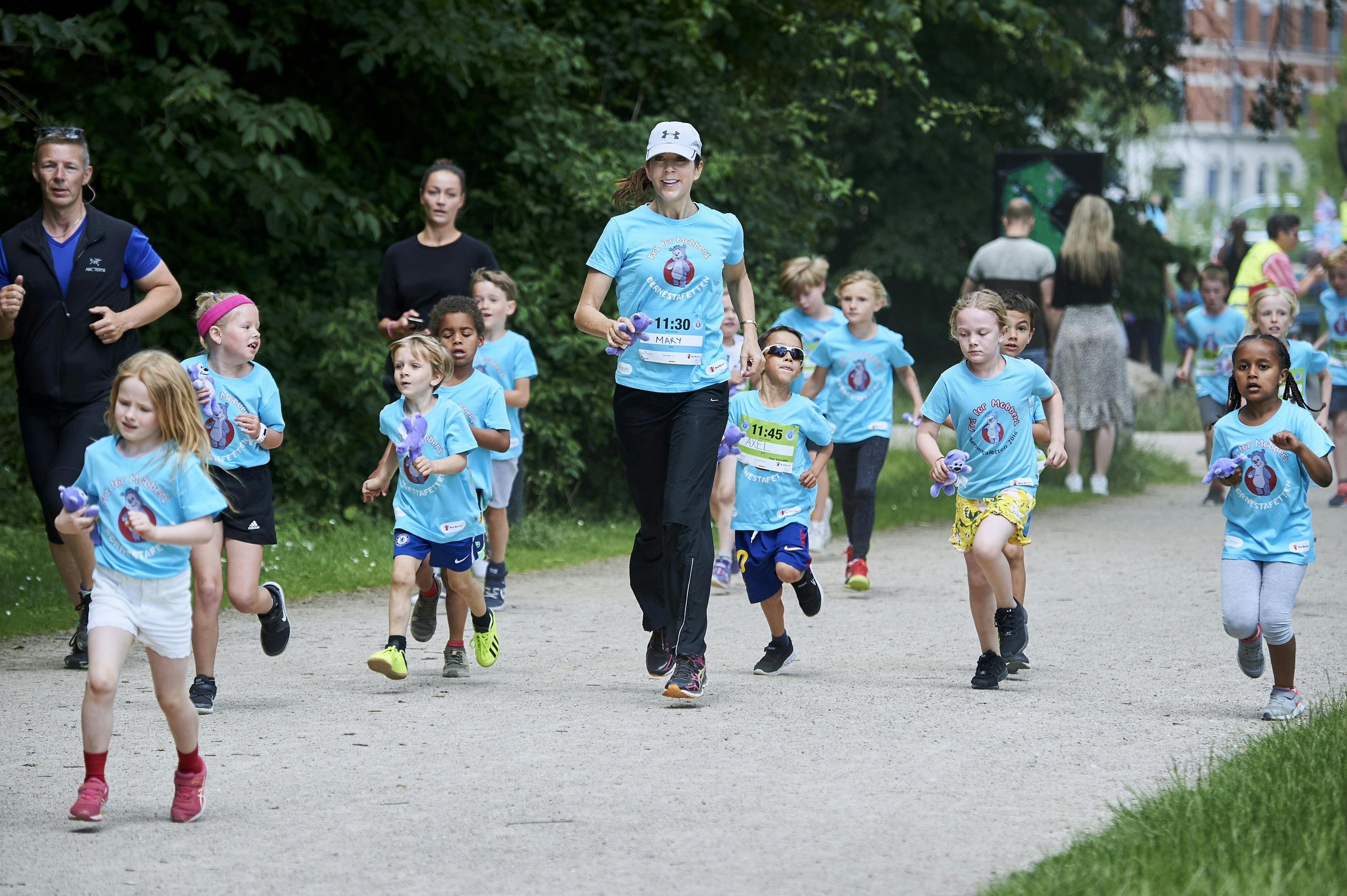 Når der skal gøres noget, så er Mary er selv særdeles aktiv i fonden. Her løber hun med børn i Fælledparken i København til et arrangement, hendes fond stod for.