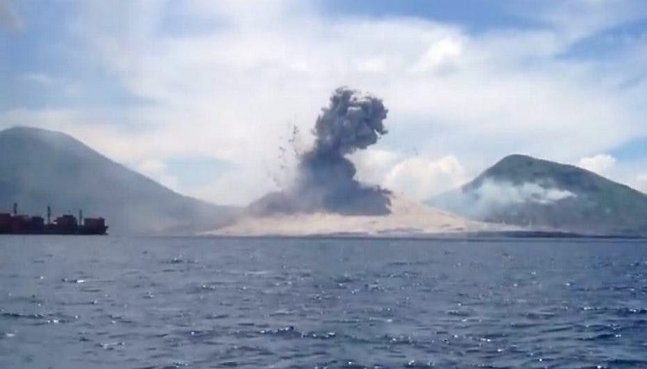 Mount Tavurvur går i udbrud med et brag