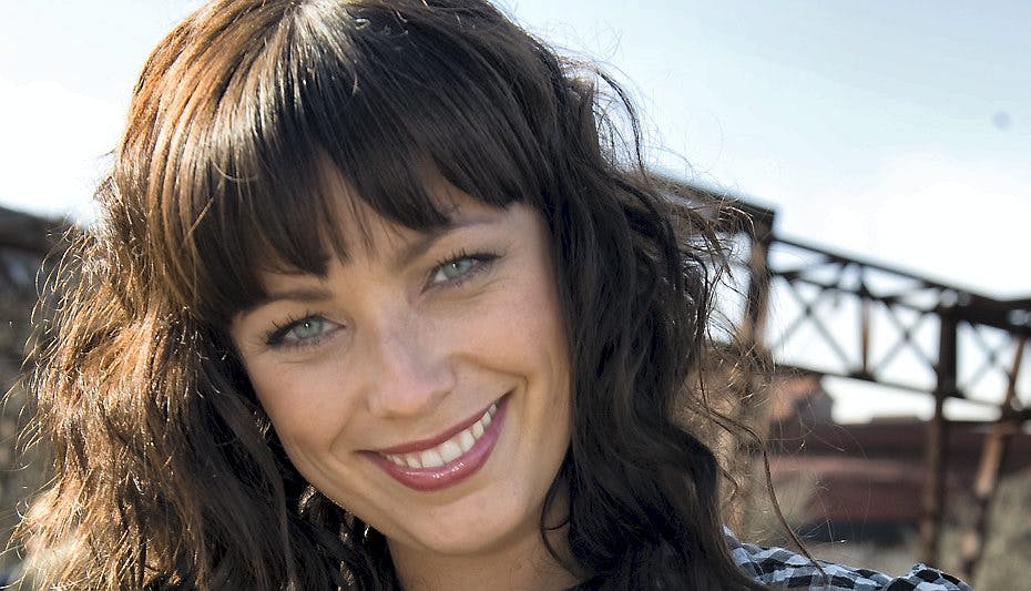 Er den kønne tv-pige sprunget ud som nøgenmodel?