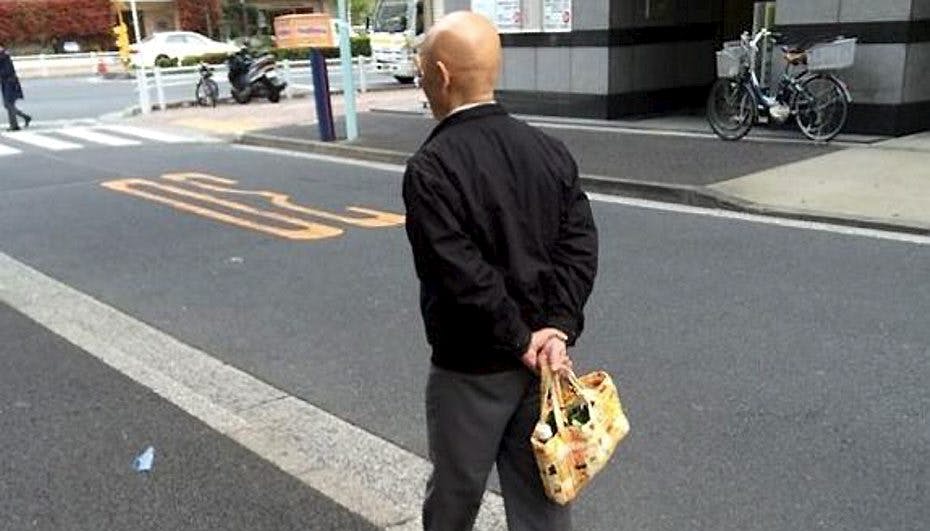 Mand lufter sit – noget langsomme – kæledyr