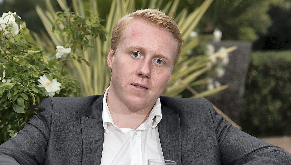Mads Dinesen var bleg som et lagen, da han blev ført ind til grundlovsforhør torsdag morgen.