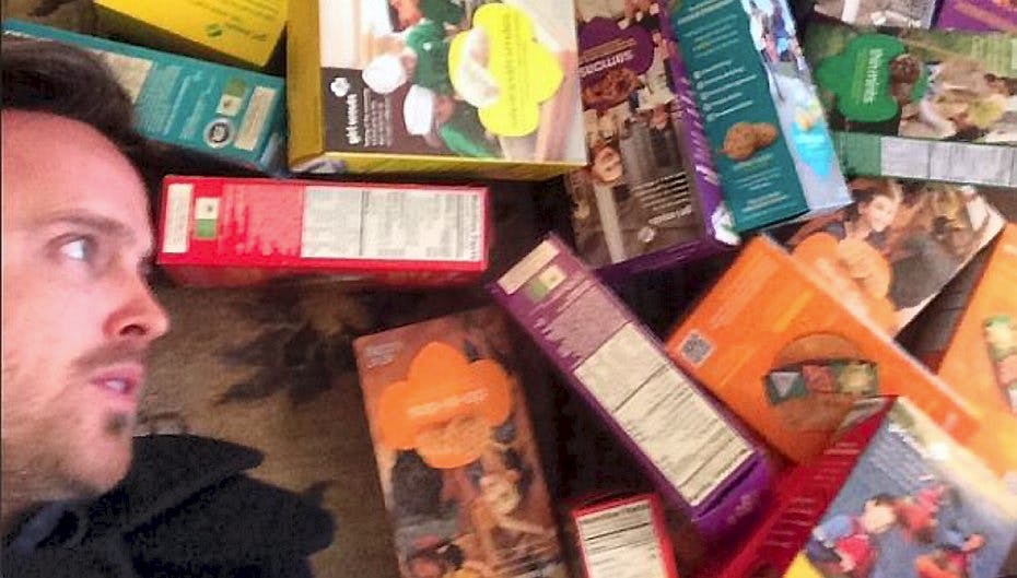 Blikket i Aaron Pauls øjne siger det hele: Det er kærlighed ved første blik!